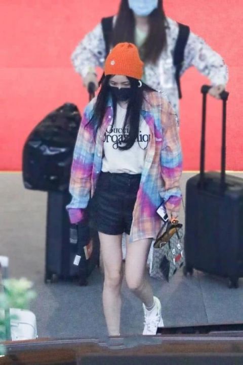 气质|33岁的杨幂执着于少女穿搭,红色针织衫配超短裤,高级气质藏不住