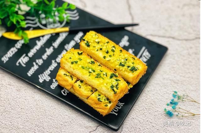 酥脆|嘎嘣脆，咬上一口酥脆掉渣的蒜香吐司条，香味扑鼻，值得一试