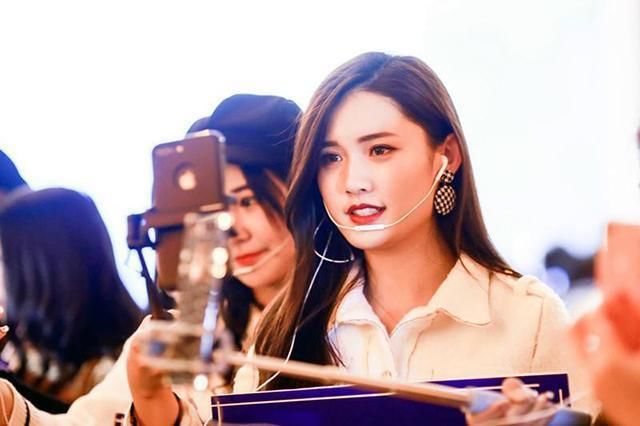 悲哀|对英雄大加指责，将网红视为偶像，价值观扭曲的背后是社会的悲哀