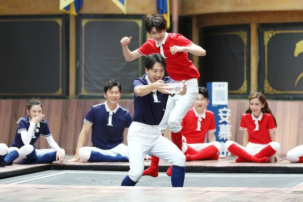  蔡徐坤|《奔跑吧》第九期播出 蔡徐坤身骑白马满足所有幻想