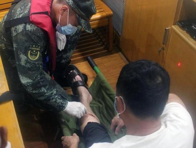  缆绳|深夜，渔民在海上被缆绳缠住受伤，台州海警火速救援