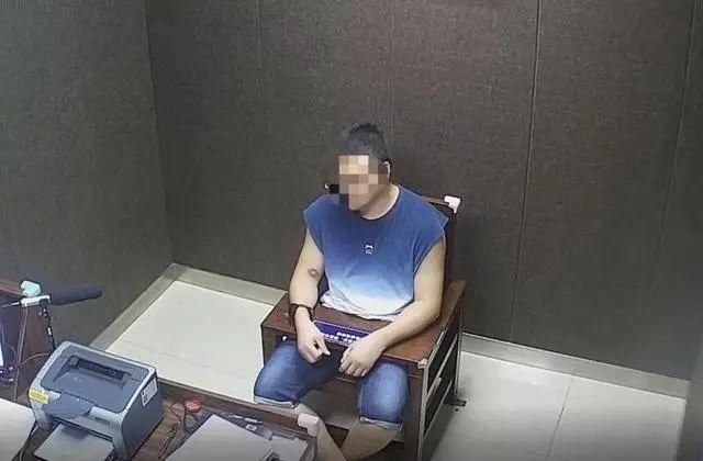 情侣|95后小伙突然暴打逛街情侣，“看不惯他们亲密”