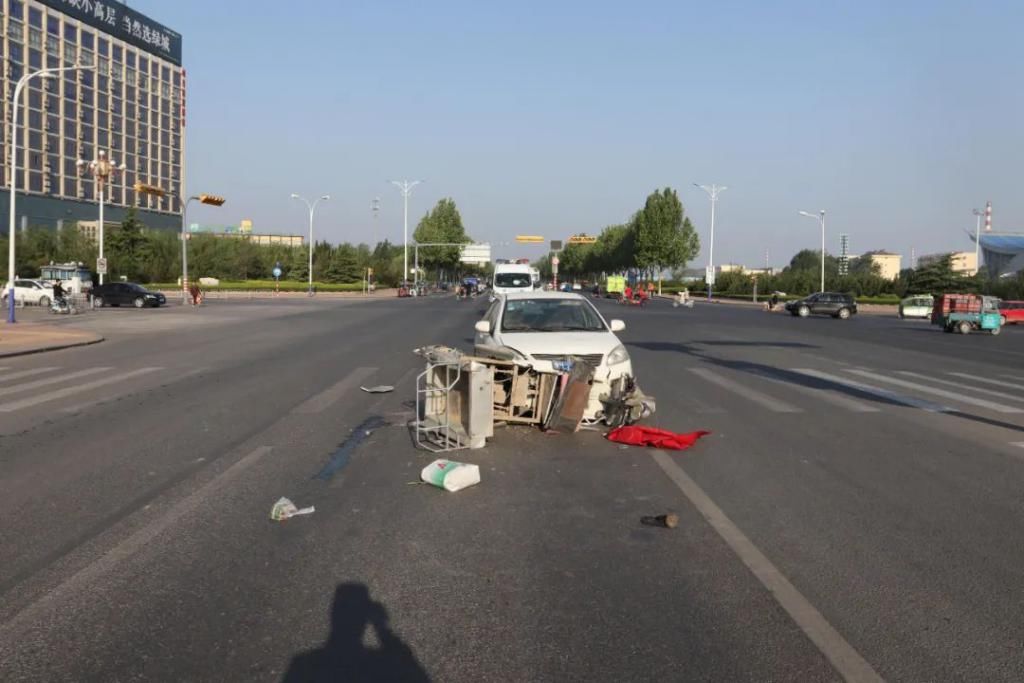  电动三轮车|齐河一女子骑电动车闯红灯被撞身亡，交警：电动车承担事故主要责任！