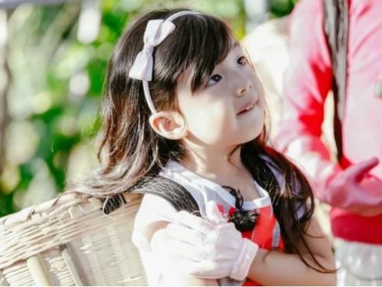  可爱|小泡芙不再可爱，长大后长发及腰似女神，坐在爸爸身边一脸娇羞