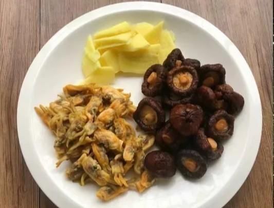  猪蹄|美味的猪蹄汤炖好了，爱美的女性朋友赶紧做起来吧