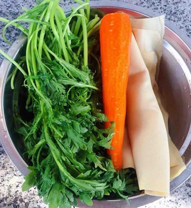  叶茼蒿|8月，遇上这蔬菜别手软，3块买一把，失眠的人多吃，夜里睡得香