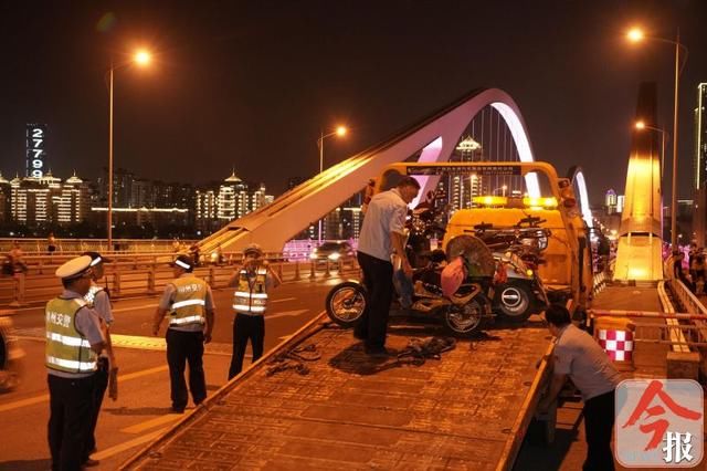 交警|在广雅大桥上扎堆看风景的车主们,你们违规停放的车被交警拖走了