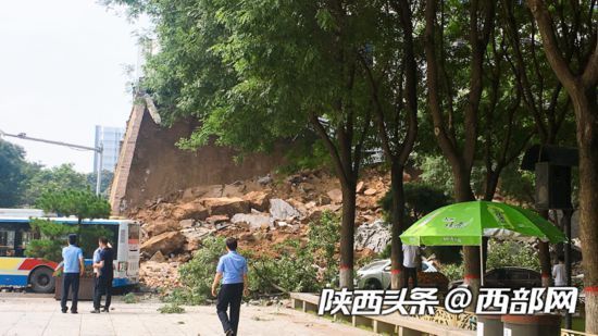  城墙|西安明秦王府城墙局部坍塌 现场多车受损无人伤亡