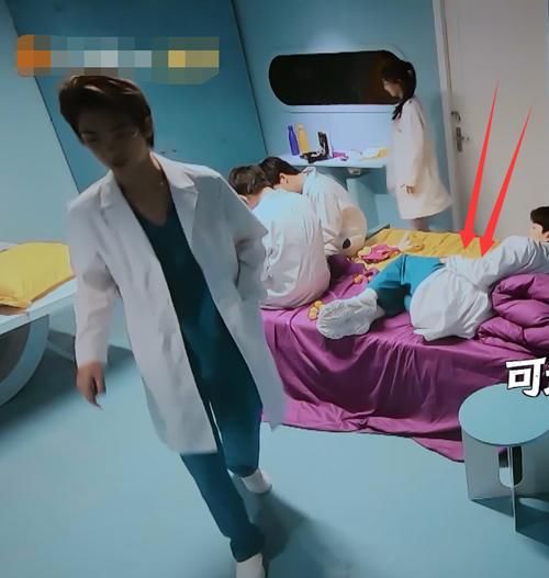  细节|邓伦全程躺床上录节目，仅用这个细节证明为什么没法黑他