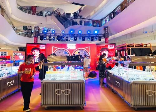  眼镜|时尚引领、大牌加码、VR赋能……超千亿的眼镜市场还能怎么玩？