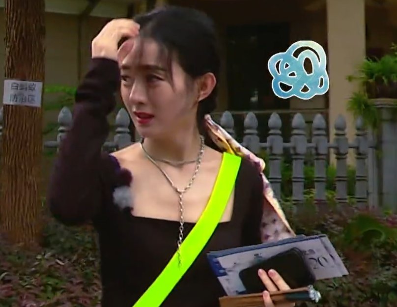  赵丽颖|赵丽颖被路人大狗吓跑，主人赶来道歉后，她下意识的回应显露素养