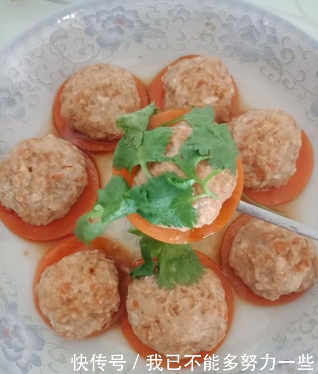 上桌|秋天,这菜好便宜,将它做成丸子,鲜香美味,上桌瞬间扫光