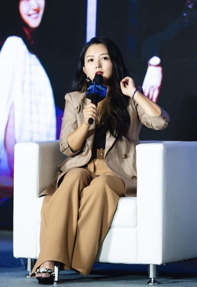 出新|何洁瘦下来真好看，穿西装配阔腿裤美出新高度，早就该这样穿