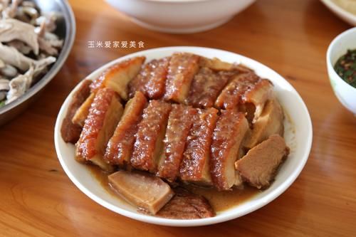  抠门|晒晒农村聚餐家宴，6菜1汤15个人吃，网友：抠门，菜太少，不够吃