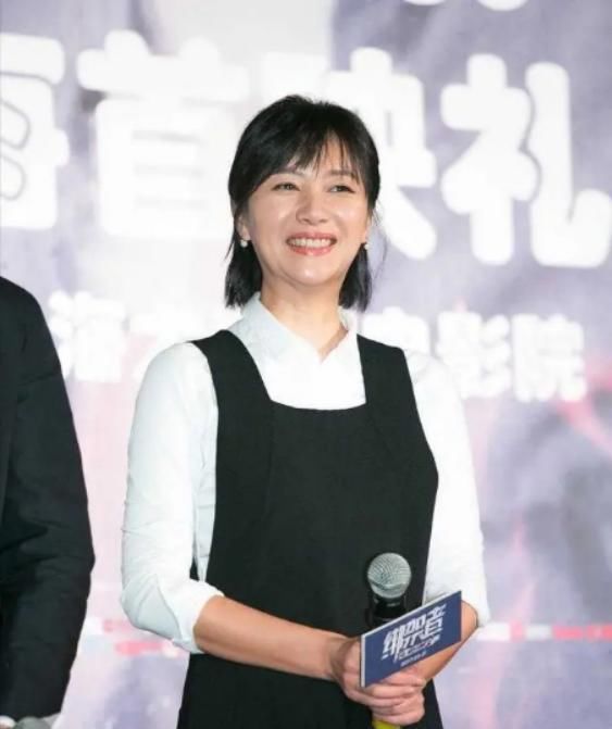  裙子|徐静蕾状态一点没见老，白衬衫配黑色背带裙，真有青春“学生样”