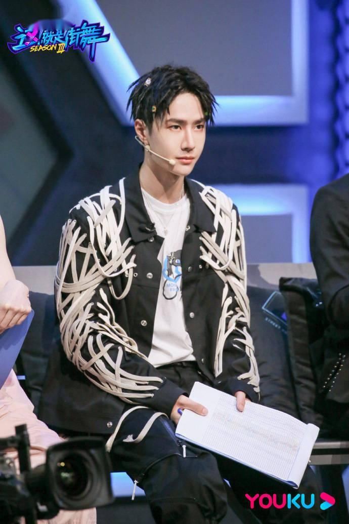  外套|节目官博发布王一博本周剧照 彩色发坠脏辫搭配鞋带外套又A又奶