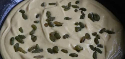  松软|平底锅玉米面煎饼，不用油也松软，撒把葡萄干更有嚼劲