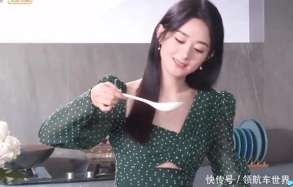  披头散发|赵丽颖拍摄没开空调，大热天披头散发，肩膀垫毛巾吸汗很朴实