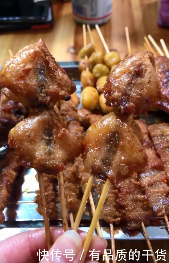 校服|人称“烧烤界的皇太后”,每周只工作3天,顾客从校服吃到婚纱