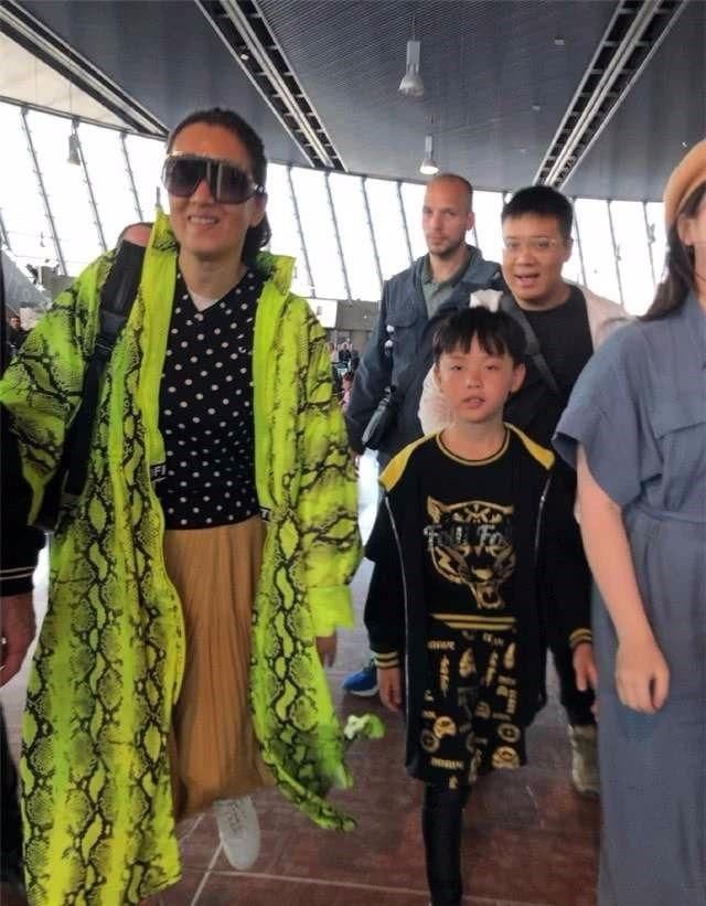 赘肉|巩俐54岁状态很真实,肤色黝黑又赘肉横生,一股子老阿姨味!