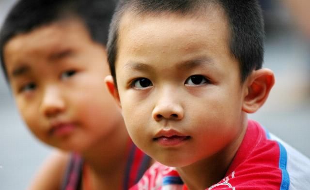 教育|“你是男孩，就应该谦让女孩！”别让“强制教育”，伤害了男孩