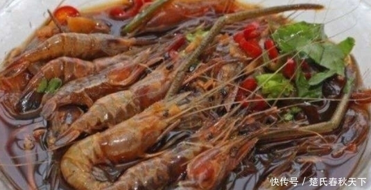 活蹦乱跳|夏天来碗活蹦乱跳的“醉虾”,营养丰富酒香四溢,开车一定不要吃