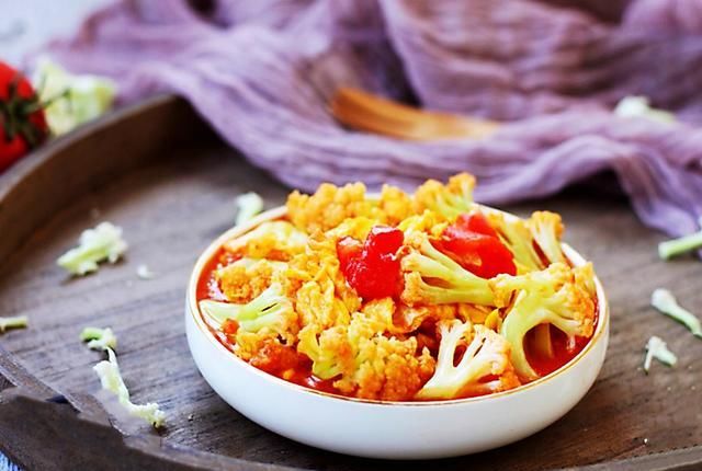  道菜|大厨带来花菜新吃法，3种蔬菜加1把盐炒一大盘，营养美味好下饭