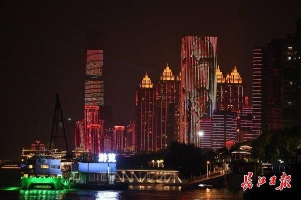 震撼|全城点亮!武汉流光溢彩向她表白,场面震撼