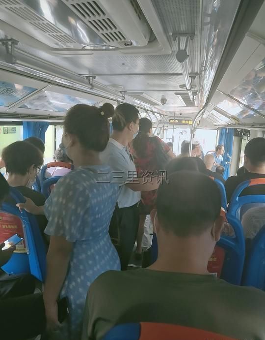 中学生|中学生22路公交车上霸占座位:这是我给我同学占的