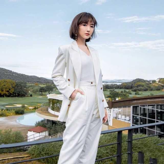 棕色|毛晓彤国外看秀气质升华了,穿棕色连衣裙配大背头,气场强大A爆