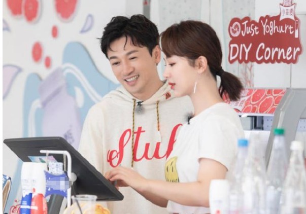  赵丽颖|同是担任前台小妹，赵丽颖与杨紫的待遇却不同，节目组有点偏心啦