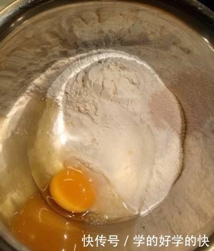 蓬松|自己在家炸油条,除了酵母粉,还要加点它,炸好的油条才更蓬松