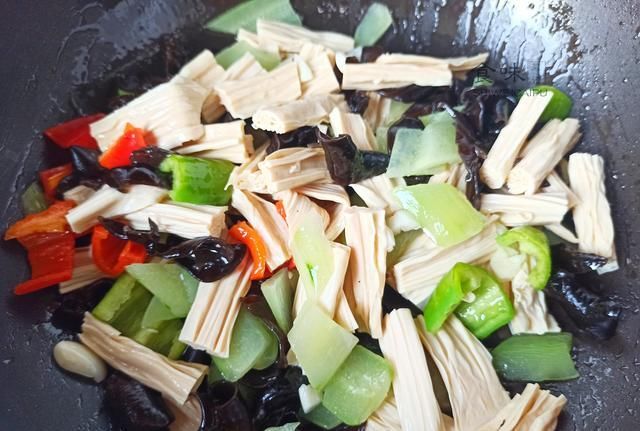  块钱|入秋了，把这3样素菜一起炒，成本2块钱，清淡营养，怎么吃都不够