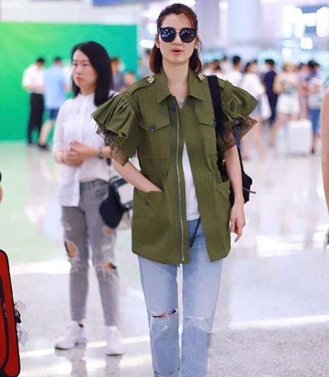  洪欣|四大“美人”又同框，49岁洪欣一身蓝色牛仔套装扮嫩，清新又减龄