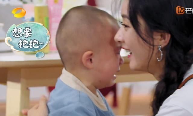 中餐厅|《中餐厅》遇小孩哭闹,赵丽颖一招制服,连当妈的都看懵了