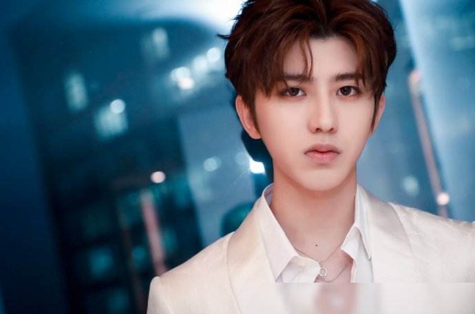 蔡徐坤|蔡徐坤首次跟女嘉宾牵手,还是十指紧扣,对方却完全没有任何反应