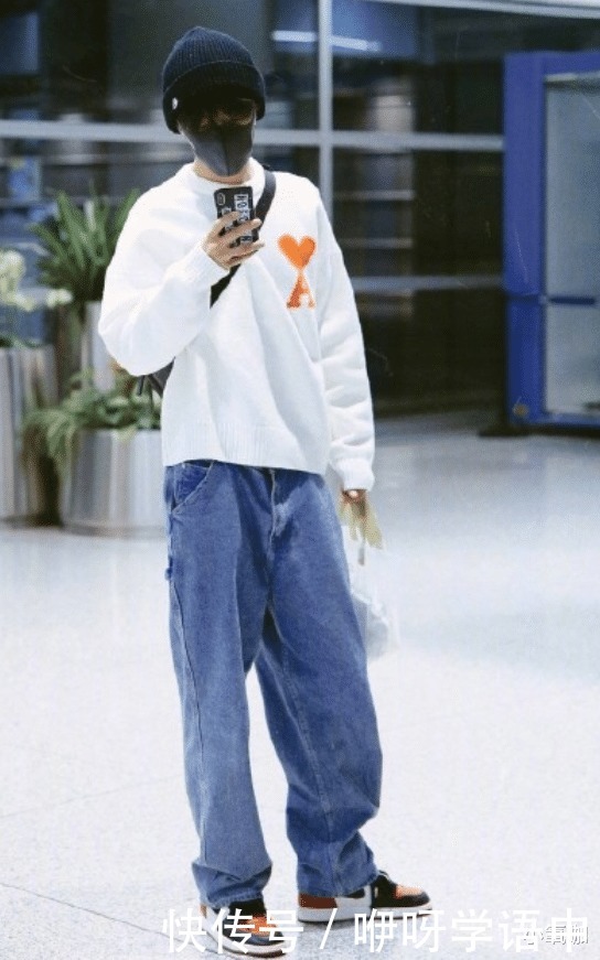 机场|肖战接受视频专访,穿黑白套装机场亮相,期待男神更多新作