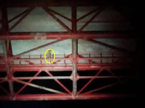  老汉|女儿深夜报警老汉要跳桥 警察赶到只见几件衣物……