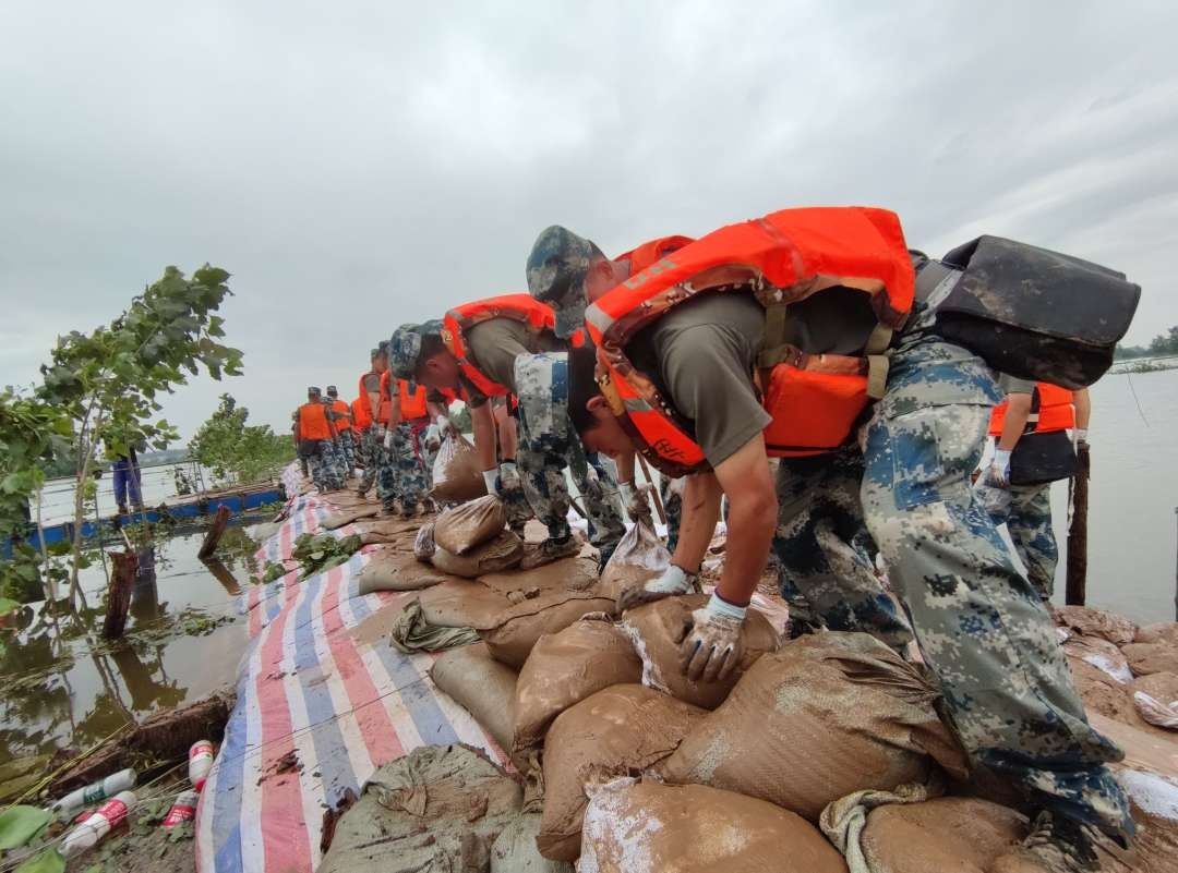  时间|与洪水抢时间，空降兵某旅官兵抢筑洪湖垸围子堤