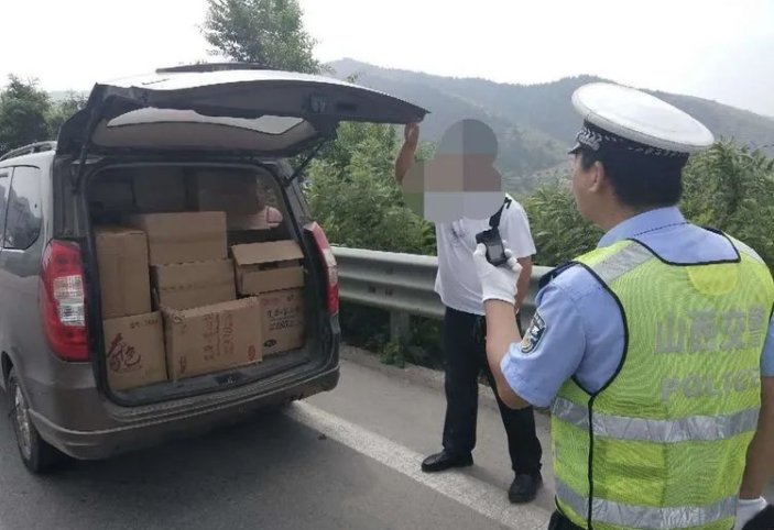  民警|客货混装被罚款，司机耍赖拒签单