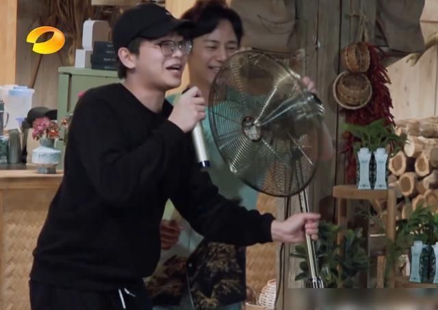 发际|彭昱畅唱伍佰成名曲,发际线意外走红,网友:太“秃”然了!