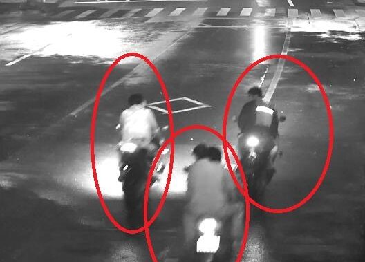 小伙|这是什么操作?杭州4个小伙偷了10多万的摩托车,还连夜把破损的墙砌好