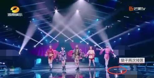  扇子|浪姐三公表演舞台，金莎扇子两次掉落，下台后崩溃大哭