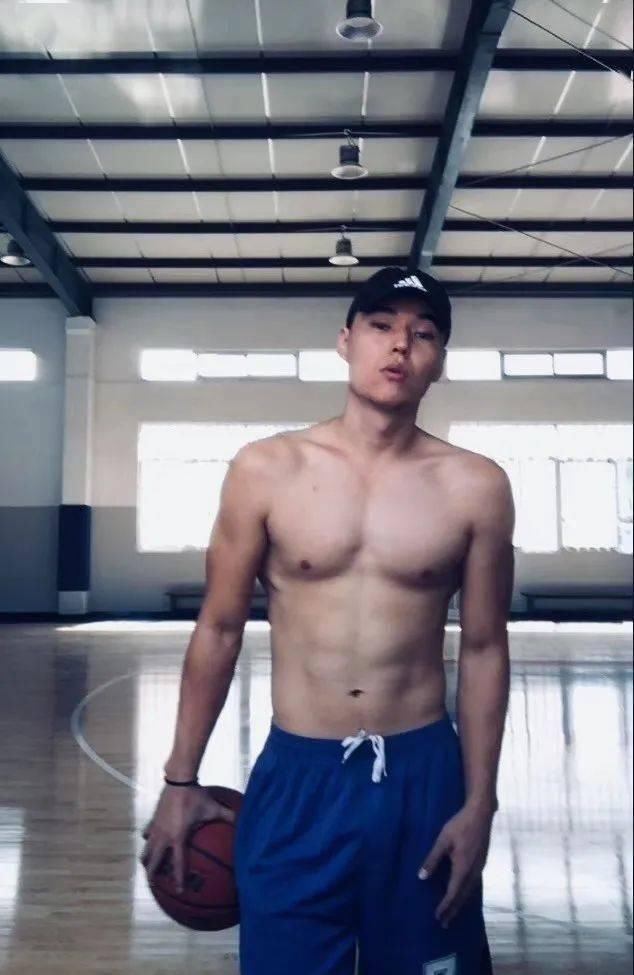  听听|工作量少？生存状态差？听听8位职业男模们怎么说