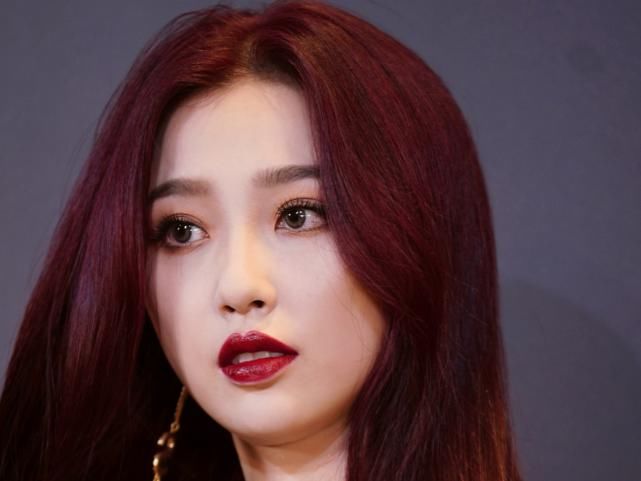  自信|虞书欣红发走秀太飒，神采飞扬特自信，用气场在线撩！