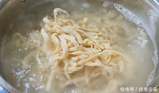 诀窍|凉面怎么做才好吃,诀窍全在调料汁,满满一大碗不够吃