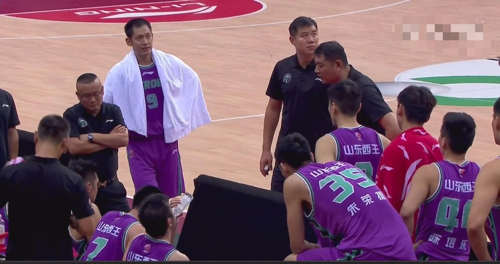  进攻|防守漏人,进攻还失误,CBA全华班遭教练怒斥:看你们打球就是种痛苦