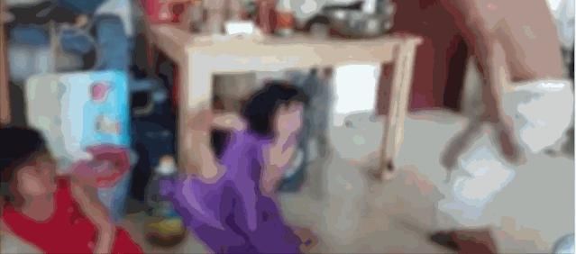  衣架|一段男子把3名女孩打到跪地求饶的视频，让网友出离愤怒