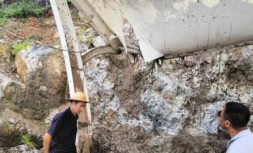  山上|洛南花石浪充电站被山上滑落的泥流和石块损毁，工作人员正在抢修