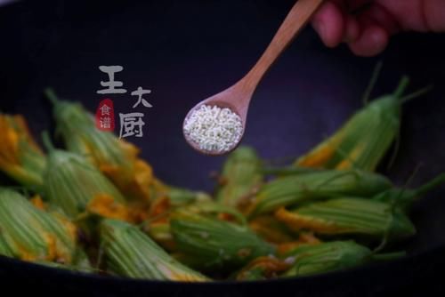  简单|清炒南瓜花，不一样的农家风味，简单又好吃，看一眼就学会
